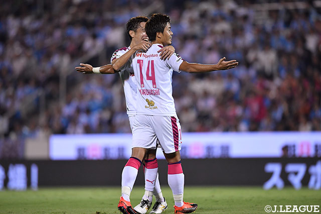 前半18分、丸橋 祐介（#14）が完璧な軌道を描いたFKを叩き込み、アウェイのＣ大阪が先手を奪う！【明治安田Ｊ１ 第24節 磐田vsＣ大阪】