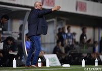 ピッチサイドで指示を出す新指揮官のフェルナンド フベロ監督(磐田)【明治安田J1 第24節 磐田vsC大阪】