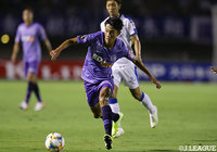 前線にボールを運ぶ東 俊希（広島）【明治安田Ｊ１ 第24節 広島vs大分】