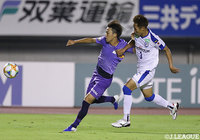 ドリブルで突破する森島 司（広島）とそれに食らいつく三竿 雄斗（大分）【明治安田Ｊ１ 第24節 広島vs大分】