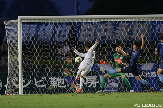 右サイドからのクロスを小池 純輝（東京Ｖ）がボレーで合わせて追加点を奪う！【明治安田Ｊ２ 第29節 水戸vs東京Ｖ】