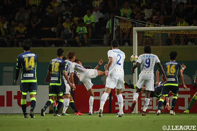 CKの流れから、最後はゴール前に残っていたエデル リマ（甲府）が振り向きながらボレーシュートをネットに突き刺す！【明治安田Ｊ２ 第29節 千葉vs甲府】