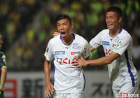 直接FKでダメ押しの3点目を決めた内田 健太(甲府)が喜びを爆発をさせる!【明治安田J2 第29節 千葉vs甲府】