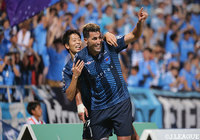 後半20分、スルーパスに抜け出したイバが冷静に決めて5点目を奪う!【明治安田J2 第29節 横浜FCvs鹿児島】