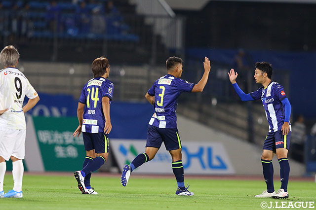 左からのクロスをファーサイドの栗山 直樹（#3）がヘディングで合わせ、山形が先制！【明治安田Ｊ２ 第29節 山形vs栃木】