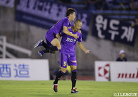 相手がはじいたボールに反応した石櫃 洋祐(#30)が右足を一閃!これが相手に当たりながらゴール右に突き刺さり、京都が先制【明治安田J2 第29節 京都vs福岡】