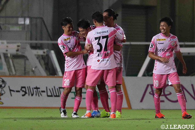 後半24分、ゴール前でFKを獲得すると玉田 圭司の左足から放たれたシュートは壁を越えてゴール左に吸い込まれ、長崎がリードを3点に広げる【明治安田Ｊ２ 第29節 山口vs長崎】