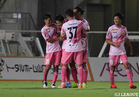 後半24分、ゴール前でFKを獲得すると玉田 圭司の左足から放たれたシュートは壁を越えてゴール左に吸い込まれ、長崎がリードを3点に広げる【明治安田J2 第29節 山口vs長崎】