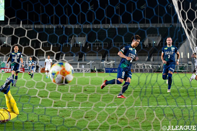 後半38分、河田 篤秀（徳島）がPKを沈め、ハットトリックを達成【明治安田Ｊ２ 第29節 徳島vs琉球】