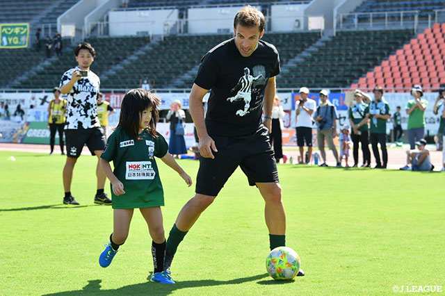 昨年に引き続き来場したデル ピエロ氏。子供たちにサッカー教室を開催！【明治安田Ｊ２ 第29節 岐阜vs柏】