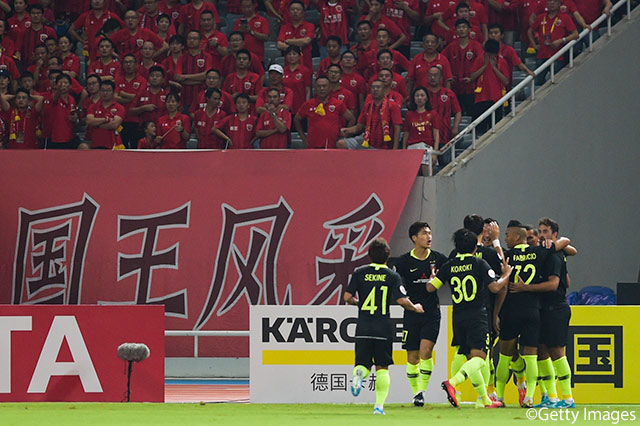 前半3分に得たFKから、山なりのボールがゴール前に供給され最後は槙野 智章が押し込み、浦和が幸先よく先制！【ACL 準々決勝 第1戦 上海上港vs浦和】