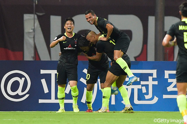 左後方からの浮き玉のパスに抜け出した興梠 慎三が右足でシュートを放つと、これがゴール左に決まり、浦和がリードを2点に広げる【ACL 準々決勝 第1戦 上海上港vs浦和】