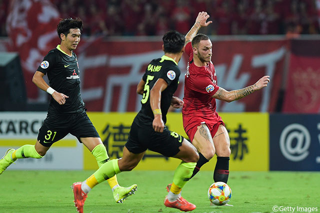 今夏にウェストハムから上海上港に加入したアルナウトビッチに対し、槙野 智章（浦和）と岩波 拓也が素早いプレッシャーをかけてボールを奪いに行く【ACL 準々決勝 第1戦 上海上港vs浦和】