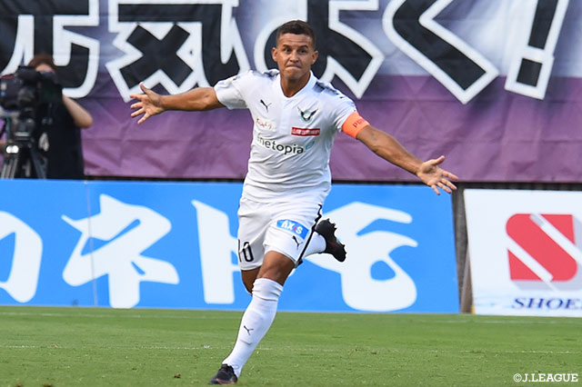 フェルナンジーニョがペナルティエリア手前からのFKを直接沈め、鳥取が先制点をゲット【明治安田Ｊ３ 第21節 藤枝vs鳥取】