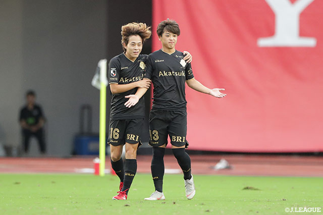 左サイドでパスを受けた新井 瑞希がドリブルで中に切れ込みながらミドルシュートを放つ！これが決まり東京Ｖが開始早々先制点を奪う【明治安田Ｊ２ 第30節 長崎vs東京Ｖ】