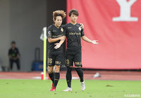 左サイドでパスを受けた新井 瑞希がドリブルで中に切れ込みながらミドルシュートを放つ！これが決まり東京Ｖが開始早々先制点を奪う【明治安田Ｊ２ 第30節 長崎vs東京Ｖ】