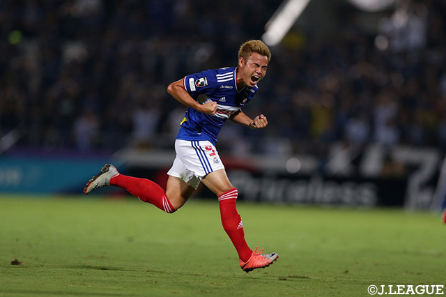 前半39分、PAの手前でパスを受けたティーラトン（横浜FM）が左足を一閃！これが決まり、ティーラトンは嬉しいＪ初ゴールをマーク！【明治安田Ｊ１ 第25節 横浜FMvsＧ大阪】