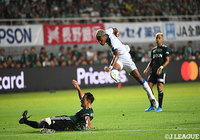 果敢にシュートを放つオナイウ 阿道(大分)【明治安田J1 第25節 松本vs大分】