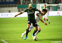 DFを背負いながらボールをキープするセルジーニョ(松本)【明治安田J1 第25節 松本vs大分】