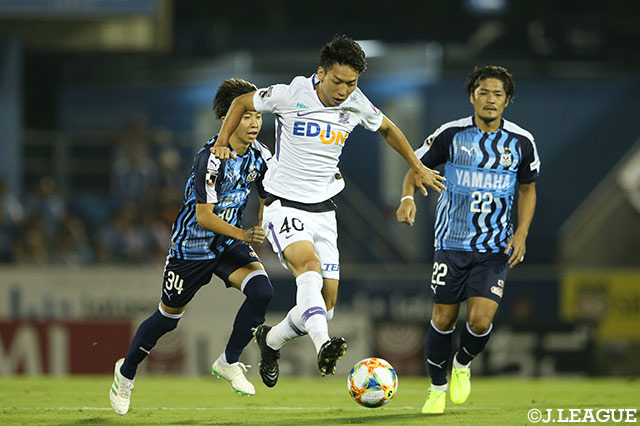川辺 駿（広島）はこの日も中盤の底でゲームをコントロールした【明治安田Ｊ１ 第25節 磐田vs広島】