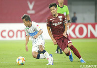 チャナティップ(札幌)と山口 蛍(神戸)が中盤で見応えのある攻防を展開【明治安田J1 第25節 神戸vs札幌】