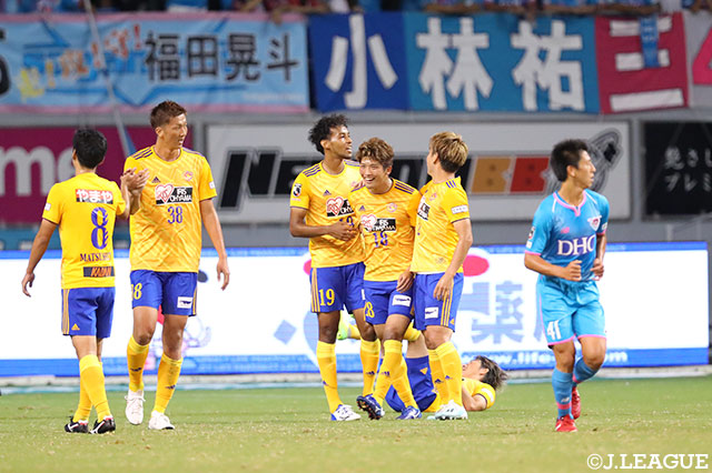 DFとの競り合いで浮いたボールの落下点に入った道渕 諒平（#18）が豪快に蹴り込み、アウェイの仙台が先制！【明治安田Ｊ１ 第25節 鳥栖vs仙台】