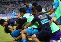 逆転ゴールを決めた金崎 夢生(鳥栖)の元にチームメイトがなだれ込む!【明治安田J1 第25節 鳥栖vs仙台】