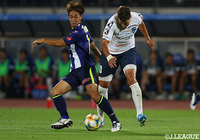 横浜FCの得点源のイバを本田 拓也(山形)が密着マーク!【明治安田J2 第30節 山形vs横浜FC】