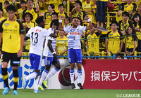 前半13分、右からの折り返しをレオナルド(#9)が押し込んでアウェイの新潟が先制!【明治安田J2 第30節 柏vs新潟】