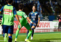 後方からの浮き球のパスに反応した渡井 理己(徳島)が、裏に抜け出し抜群のトラップから値千金の先制弾を獲得!【明治安田J2 第30節 徳島vs京都】