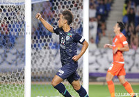 前川 大河（福岡）が前に出てきたGKの肩口を抜くループシュートでネットを揺らす！【明治安田Ｊ２ 第30節 福岡vs愛媛】