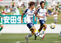 先制点を奪ってから1分後、今夏に清水から育成型期限付き移籍で加入した髙橋 大悟（#28）がGKの頭上を越えるループシュートを決め、北九州がリードを広げる【明治安田Ｊ３ 第21節 八戸vs北九州】