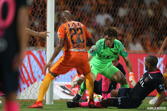ゴール前の混戦にヘナト アウグスト（清水）が詰めるも得点を奪えない【明治安田Ｊ１ 第25節 清水vs鹿島】