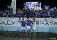 得点を決めた、福満 隆貴(#17)、小川 航基(#19)、黒川 淳史(#32)が試合後にサポーターと記念撮影【明治安田J2 第30節 栃木vs水戸】