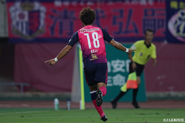 途中出場の鈴木 孝司がレアンドロ デサバトのクロスをニアで合わせ、Ｃ大阪が勝ち越しに成功！鈴木は加入後初得点となった【明治安田Ｊ１ 第25節 Ｃ大阪vs川崎Ｆ】