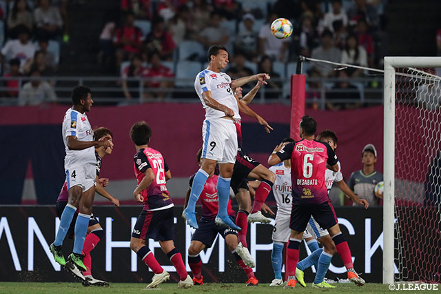 試合終盤、猛攻を仕掛けた川崎Ｆ。レアンドロ ダミアンの打点の高いヘディングは惜しくもゴール左に外れる【明治安田Ｊ１ 第25節 Ｃ大阪vs川崎Ｆ】