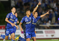 PA内で千葉の対応が中途半端になって混戦が生まれると、最後はロメロフランク(町田/#24)が押し込み、先制点を挙げる【明治安田J2 第30節 町田vs千葉】