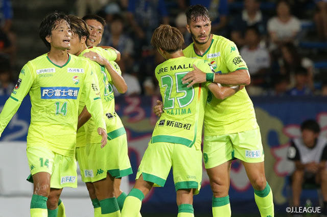 味方が左サイドの敵陣深くからクロスをゴール前に蹴り込むと、クレーベ（千葉/#9）が頭で力強く合わせて同点弾を決める【明治安田Ｊ２ 第30節 町田vs千葉】