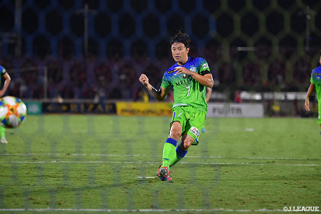 途中出場の梅崎 司が自ら獲得したPKを冷静に沈め、湘南が90分に同点に追いつく！【明治安田Ｊ１ 第25節 湘南vs浦和】