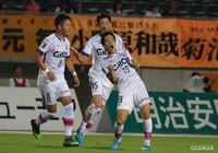 仲間 隼斗(#19)が右からのクロスを豪快なオーバーヘッドシュートでネットを揺らし、岡山が先制に成功【明治安田J2 第30節 山口vs岡山】