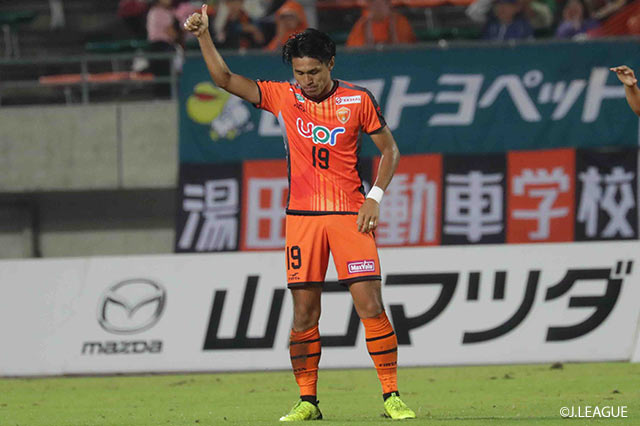 工藤 壮人（山口）が高い打点でヘディングシュートを放ち、同点まで後1点に迫る【明治安田Ｊ２ 第30節 山口vs岡山】