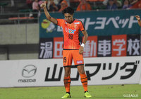 工藤 壮人(山口)が高い打点でヘディングシュートを放ち、同点まで後1点に迫る【明治安田J2 第30節 山口vs岡山】