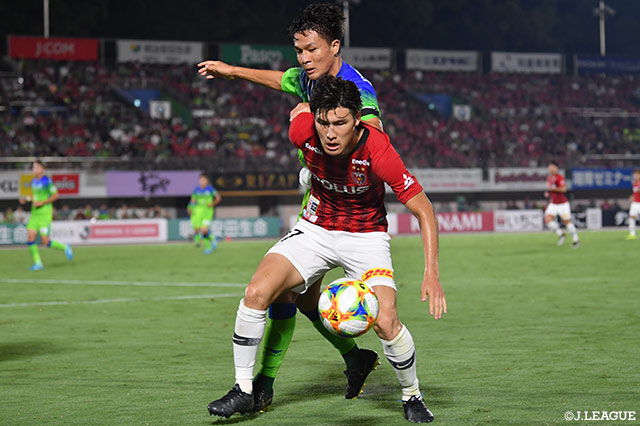 共に北中米遠征のU-22日本代表に選ばれた杉岡 大暉（湘南）と橋岡 大樹（浦和）が激しい競り合いをみせる【明治安田Ｊ１ 第25節 湘南vs浦和】