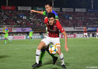 共に北中米遠征のU-22日本代表に選ばれた杉岡 大暉(湘南)と橋岡 大樹(浦和)が激しい競り合いをみせる【明治安田J1 第25節 湘南vs浦和】