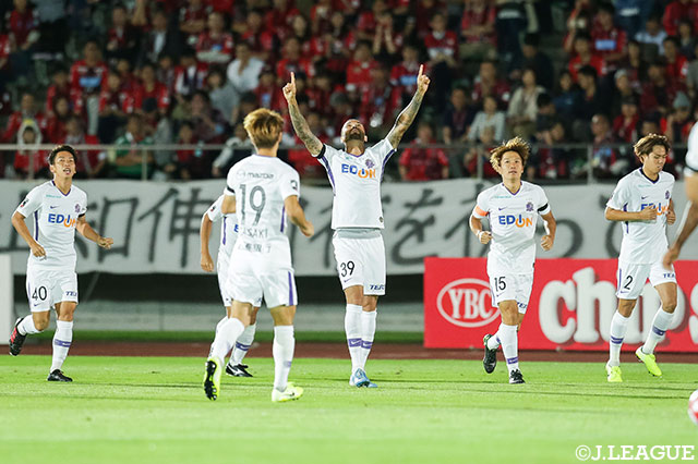 スルーパスを受けたレアンドロ ペレイラ（#39）がPA右に進入して右足を振り抜くと、これが左のネットに吸い込まれ、さい先よく先制に成功する【ルヴァンカップ 準々決勝 第1戦 札幌vs広島】