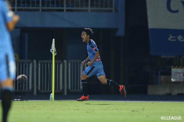 裏へ抜け出した知念 慶がファーストタッチでGKをかわすと、無人のゴールに流し込んで川崎Ｆが先制点を獲得【ルヴァンカップ 準々決勝 第1戦 川崎Ｆvs名古屋】