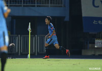 裏へ抜け出した知念 慶がファーストタッチでGKをかわすと、無人のゴールに流し込んで川崎Ｆが先制点を獲得【ルヴァンカップ 準々決勝 第1戦 川崎Ｆvs名古屋】