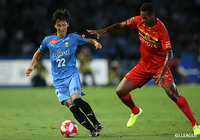 下田 北斗(川崎F)に対して前半に途中出場したジョー(名古屋)がプレスを掛ける【ルヴァンカップ 準々決勝 第1戦 川崎Fvs名古屋】