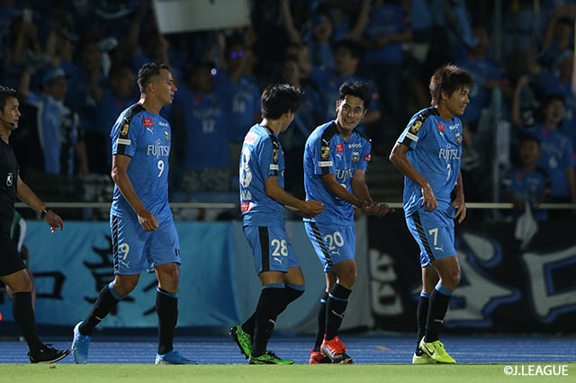 ロングカウンターを仕掛けた川崎Ｆはレアンドロ ダミアンのドリブルから、最後はスルーパスを受けた脇坂 泰斗（#28）がきっちり決め、川崎Ｆがリードを2点に広げる【ルヴァンカップ 準々決勝 第1戦 川崎Ｆvs名古屋】