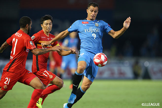 レアンドロ ダミアン（川崎Ｆ）のドリブルに対し、名古屋は丸山 祐市（#17）と古巣対戦となるエドゥアルド ネット（#21）の2人で止めにかかる【ルヴァンカップ 準々決勝 第1戦 川崎Ｆvs名古屋】